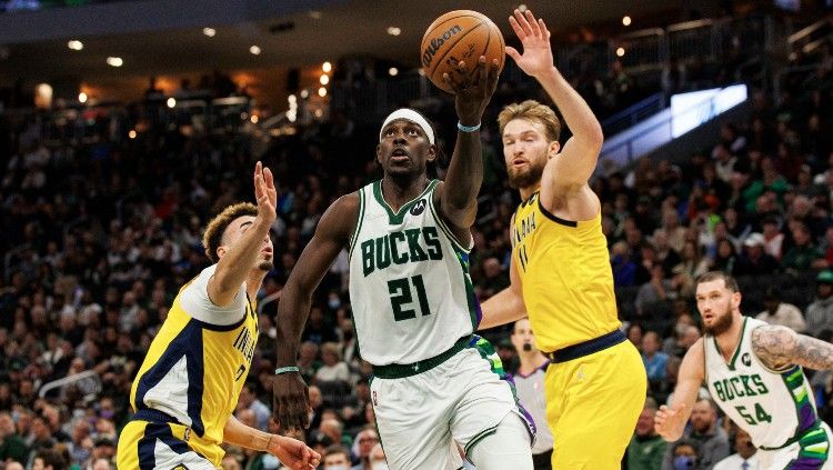 Jrue Holiday (Bucks) melakukan Lay Up di tengah kepungan roster Pacers, Chris Duarte dan Domantas Sabonis. Copyright: © Jeff Hanisch-USA TODAY Sports