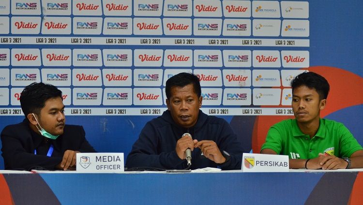 Pelatih Persikab Bandung, Albert Rudiana, memberikan keterangan pers usai pertandingan Liga 3. (Media Persikab Bandung) Copyright: © Media Persikab Bandung