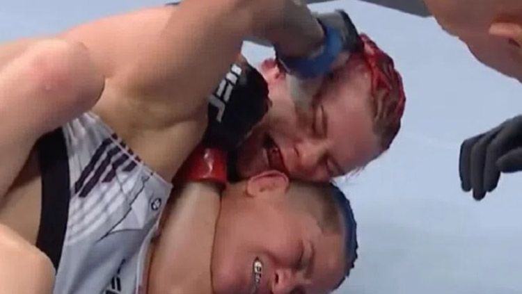 Petarung wanita UFC asal Brasil, Priscila Cachoeira, menggunakan trik kotor saat melepaskan diri dari kuncian lawannya yakni Gillian Robertson. Copyright: © UFC 269