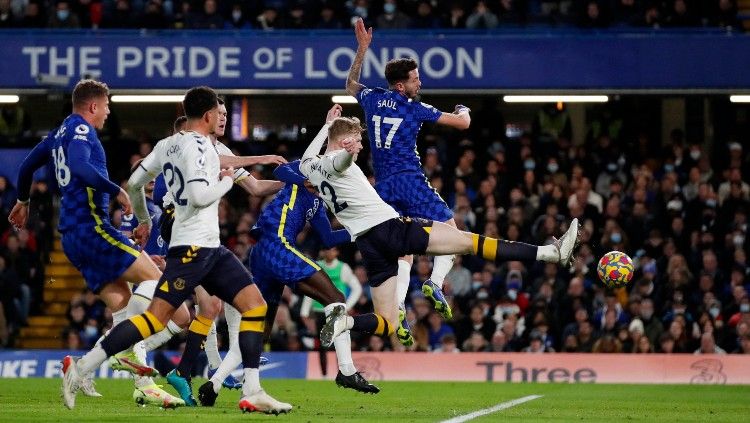 Saul Niguez di laga Chelsea vs Everton, Jumat (17/12/21). Copyright: © Reuters/Peter Cziborra