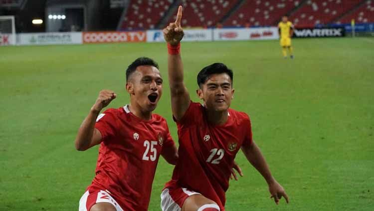 Irfan Jaya dan Pratama Arhan melakukan selebrasi usai mencetak gol ke gayang Malaysia pada laga pamungkas grup B. Minggu (19/12/21). Copyright: © PSSI
