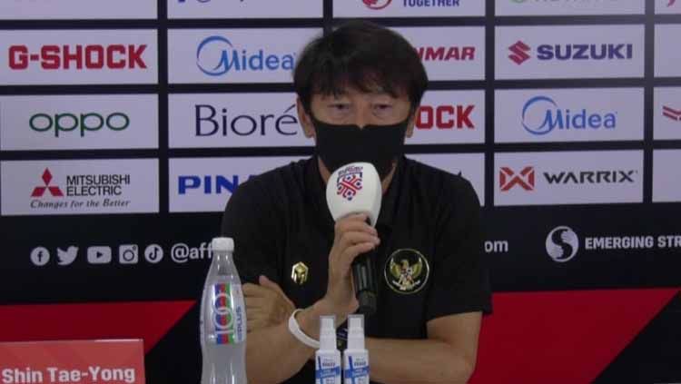 Shin Tae-yong membela para penggawa Timnas Indonesia yang mendapat kritikan karena dianggap bermain kasar di Piala AFF 2020. Copyright: © Zainal Hasan/INDOSPORT