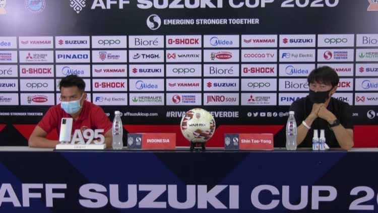 Shin Tae-yong dalam jumpa pers usai laga timnas Indonesia melawan Malaysia di Piala AFF 2020 Copyright: © Zainal Hasan/INDOSPORT