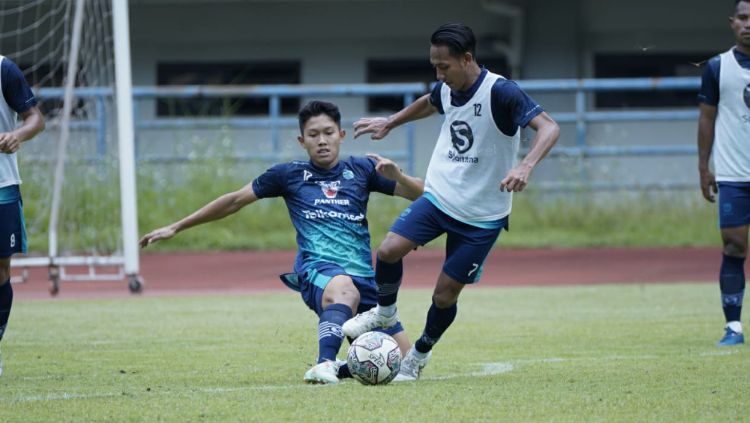 Persib Bandung menggelar latihan perdana jelang menghadapi putaran kedua Liga 1 2021/2022 di Stadion GBLA, Selasa (21/12/21). Copyright: © Media Officer Persib