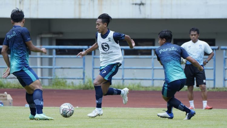 Persib Bandung menggelar latihan perdana jelang menghadapi putaran kedua Liga 1 2021/2022 di Stadion GBLA, Selasa (21/12/21). Copyright: © Media Officer Persib