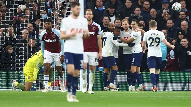 Para pemain Tottenham Hotspur merayakan gol yang dicetak Lucas Moura ke gawang West Ham United. Copyright: © REUTERS/David Klein