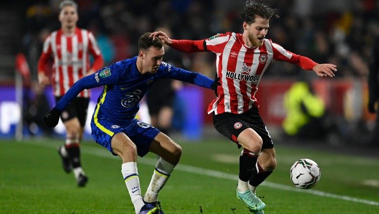 Pemain muda Chelsea, Harvey Vale mencoba merebut bola dari Mathias Jensen (Brentford). Copyright: © REUTERS/Tony Obrien