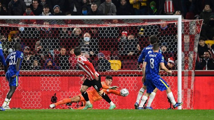 Aksi cemerlang Kepa Arrizabalaga menghalau peluang emas Mathias Jensen di laga Brentford vs Chelsea. Copyright: © REUTERS/Tony Obrien