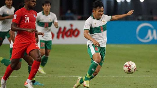 Witan Sulaeman melakukan pengoontrolan bola dari serangan pemain Singapura pada laga Piala AFF 2020 semifinal leg 1 Copyright: © PSSI