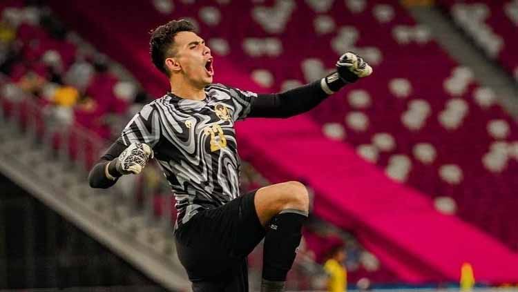 Selebrasi kiper Timnas Indonesia, Nadeo Argawinata, saat berhasil menggagalkan penalti di Piala AFF 2020. Copyright: © nadeowinataa