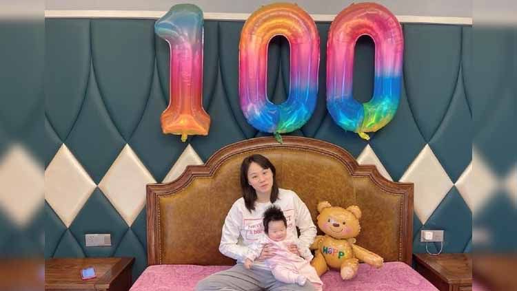 Mantan pebulutangkis cantik andalan China, Zhao Yunlei, terlihat memamerkan kebahagiaan di tengah perayaan 100 hari kelahiran putri tercintanya. Copyright: © sohu