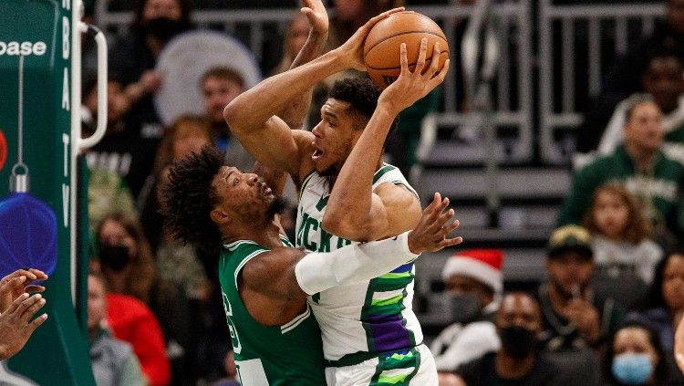 Marcus Edwards (Celtics) menghadang Giannis Antetokounmpo (Bucks). Copyright: © Jeff Hanisch-USA TODAY Sports