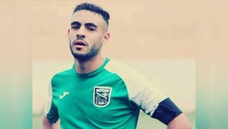 Dikabarkan baru seminggu menikah, pesepak bola Aljazair Sofiane Loukar dinyatakan meninggal dunia usai menderita serangan jantung saat bertanding. Copyright: © gulftoday.ae