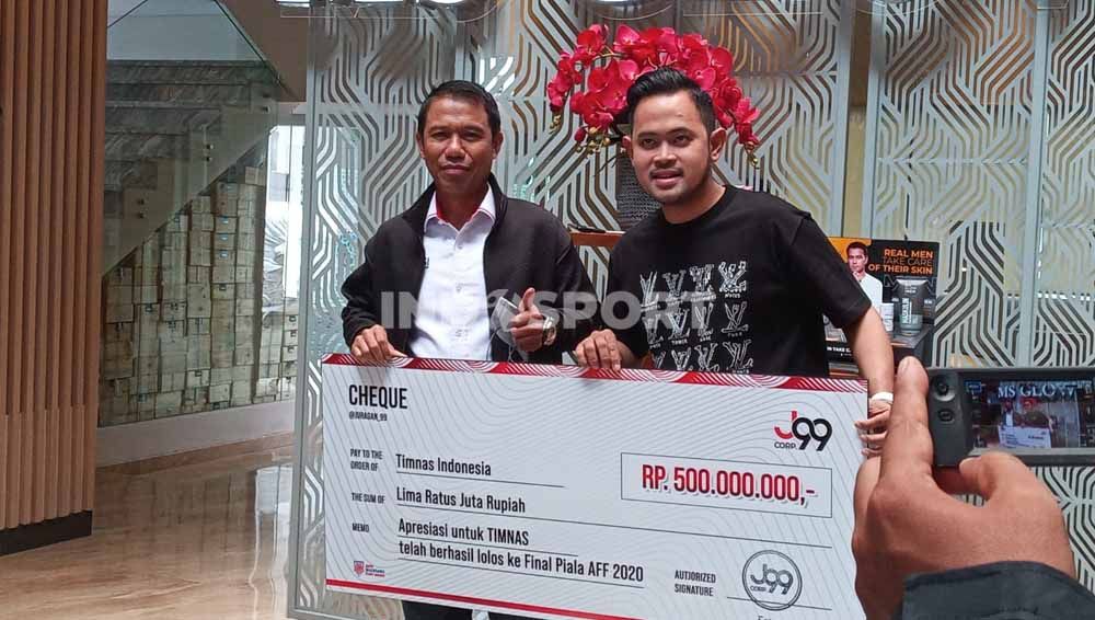 Gilang Widya Pramana saat memberikan bonus kepada Timnas Indonesia sebesar Rp500 juta lewat sekjen PSSI Yunus Nusi. Copyright: © Ian Setiawan/INDOSPORT.com