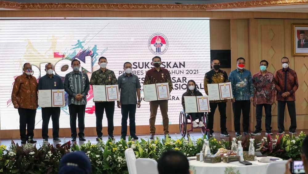 Pemberian penghargaan dari Kemenpora kepada tim Piala Thomas Indonesia 2021. Copyright: © Humas PBSI