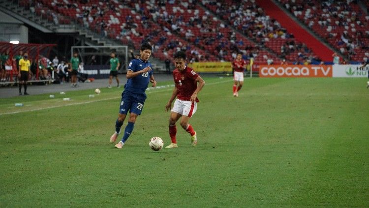 Pemain Timnas Indonesia, Witan Sulaeman, enggan menyerah meski Timnas Indonesia ditekuk Thailand 0-4 di final leg pertama Piala AFF 2020. Copyright: © PSSI