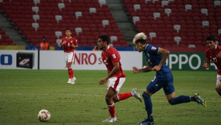 Aksi Ricky Kambuaya di leg pertama final Piala AFF 2020 Timnas Indonesia vs Thailand. Copyright: © PSSI