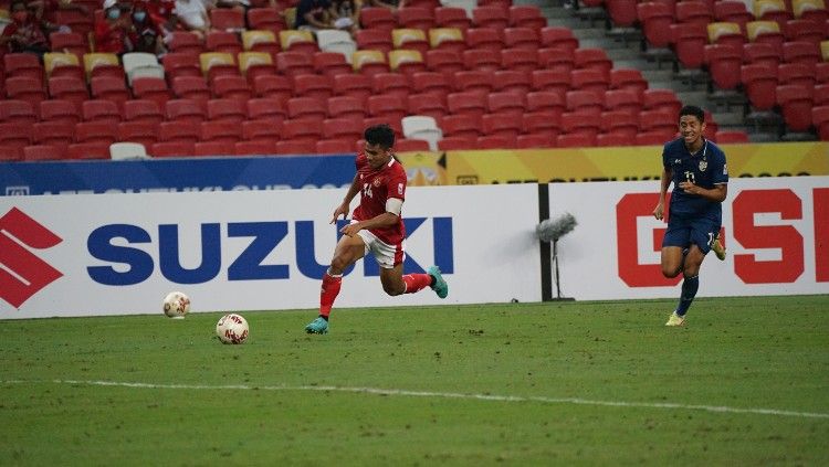 Aksi Asnawi Mangkualam di leg pertama final Piala AFF 2020 Timnas Indonesia vs Thailand. Copyright: © PSSI