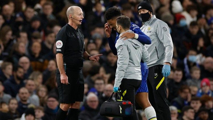 Reece James ditarik keluar akibat cedera di laga Chelsea vs Brighton (30/12/21). Copyright: © Reuters/John Sibley