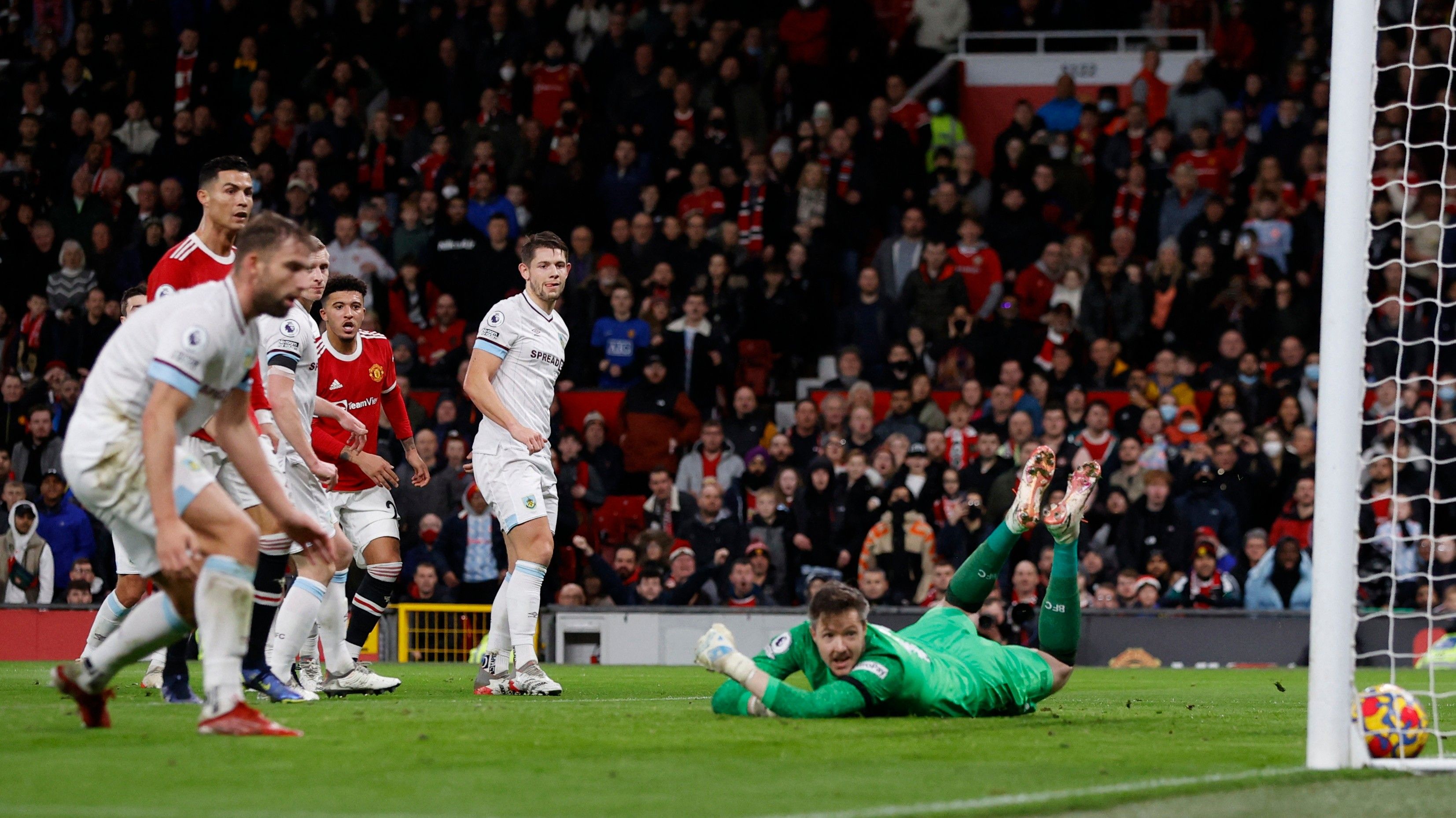 Salah satu proses gol yang tercipta di laga Manchester United vs Burnley, Jumat (31/12/21). Copyright: © REUTERS/Phil Noble