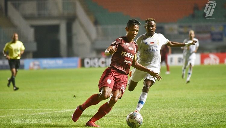 Aksi kapten Persis Solo, Eky Taufik, dalam pertandingan Liga 2. Copyright: © PT LIB