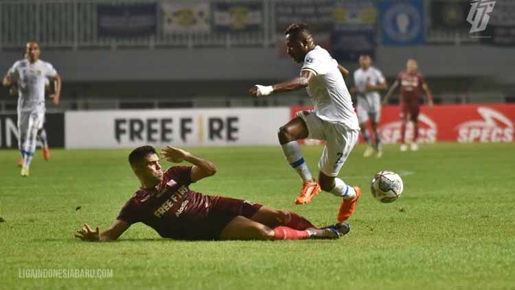 Fabiano Beltrame (dibawah) berusaha merebut bola dari pemain Persiba Balikpapan Copyright: © ligaindonesiabaru