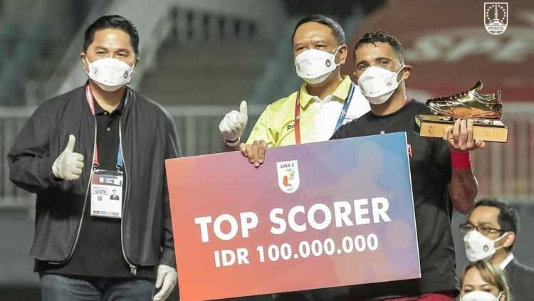 Beto Goncalves mendapatkan hadiah sebagai pemain Top Skor Liga 2 2020 Copyright: © ligaindonesiabaru