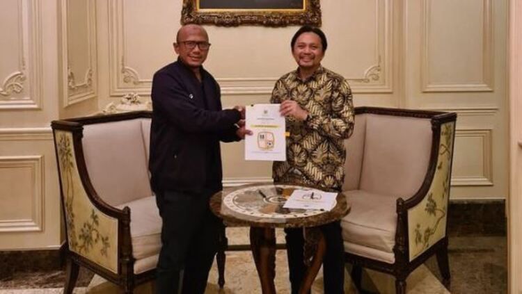 Pelatih Rahmad Darmawan mengikat kontrak dengan CEO Barito Putera, Hasnuryadi Sulaiman. Copyright: © Hasnuryadi Sulaiman