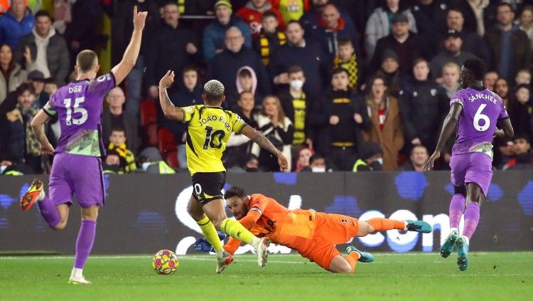 Joao Pedro dijatuhkan Hugo Lloris di dalam kotak penalti di laga Watford vs Tottenha, Hotspur (01/01/22). Copyright: © REUTERS/David Klein