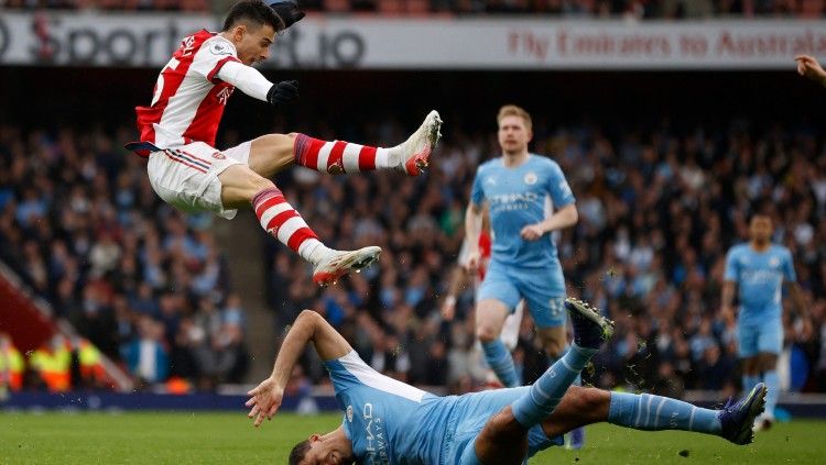 Gabriel Martinelli melanggar Rodri di laga Arsenal vs Man City (01/01/22). Copyright: © Reuters/John Sibley