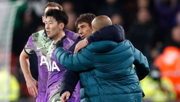 Antonio Conte memeluk Lucas Moura pasca Tottenham Hotspur membekuk Watford, Sabtu (01/01/22). Copyright: © Reuters/Paul Childs