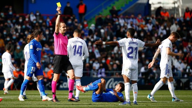 Rodrygo Goes mendapat kartu kuning di laga Getafe vs Real Madrid (02/01/22). Copyright: © REUTERS/Javier Barbancho