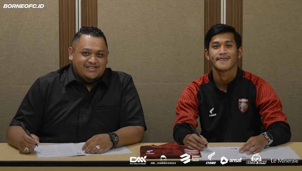 Indra Mustafa saat diperkenalkan Borneo FC musim lalu, namun batal karena pemain tersebut masih punya kontrak dengan Persib. Copyright: © Borneo FC