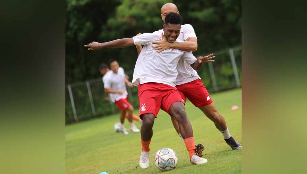 Klub Liga 1, Persik Kediri, kembali menambah opsi untuk lini serang dengan merekrut Jeam Kelly Sroyer dari PSBS Biak. Copyright: © MO Persik