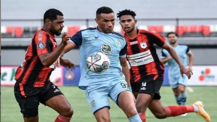 Pertandingan Persela Lamongan vs Persipura Jayapura berakhir imbang 1-1 di Stadion Kapten I Wayan Dipta, Gianyar, Bali, Kamis (06/01/22). Copyright: © Persela Lamongan