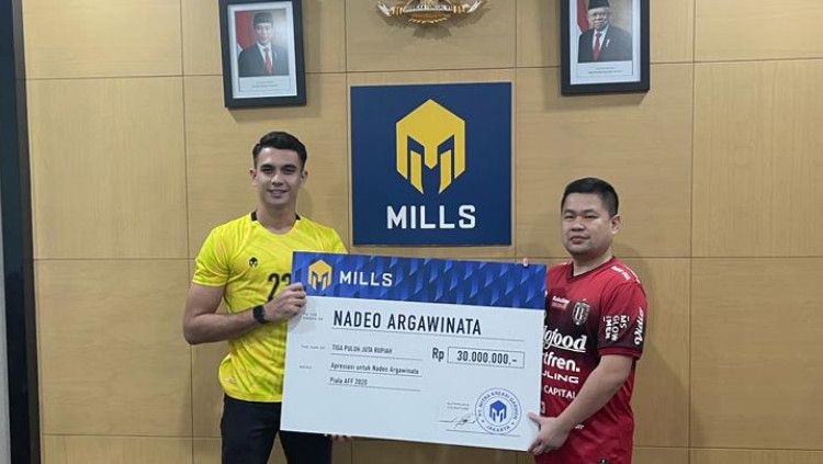 Nadeo Argawinata mendapat bonus Rp30 juta dari Mills atas penampilan apiknya di AFF 2020 bersama Timnas Indonesia. Copyright: © Mills