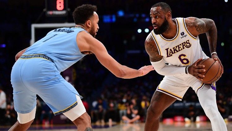 LeBron James mengontrol bola di hadapan Kyle Anderson di laga Los Angeles Lakers vs Memphis Grizzlies (10/01/22). Copyright: © Gary A. Vasquez-USA TODAY Sports