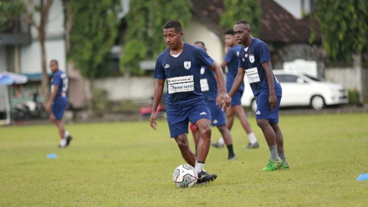 Pemain Persipura saat menjalani latihan jelang menghadapi Persija di Liga 1. Copyright: © Persipura Official