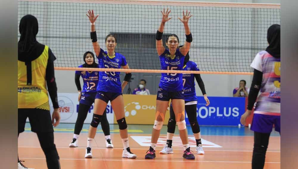 Tim putri Bandung BJB Tandamata saat mengahadapi Jakarta Mandiri Popsivo Polwan pada pertandingan Proliga 2022, di Padepokan Jenderal Polisi, Sentul, Minggu (09/01/22). Copyright: © Humas Bandung BJB Tandamata