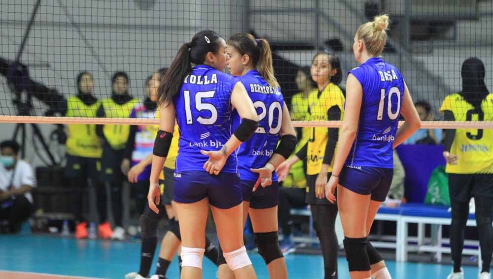 Tim putri Bandung BJB Tandamata saat mengahadapi Jakarta Mandiri Popsivo Polwan pada pertandingan Proliga 2022, di Padepokan Jenderal Polisi, Sentul, Minggu (09/01/22). Copyright: © Humas Bandung BJB Tandamata