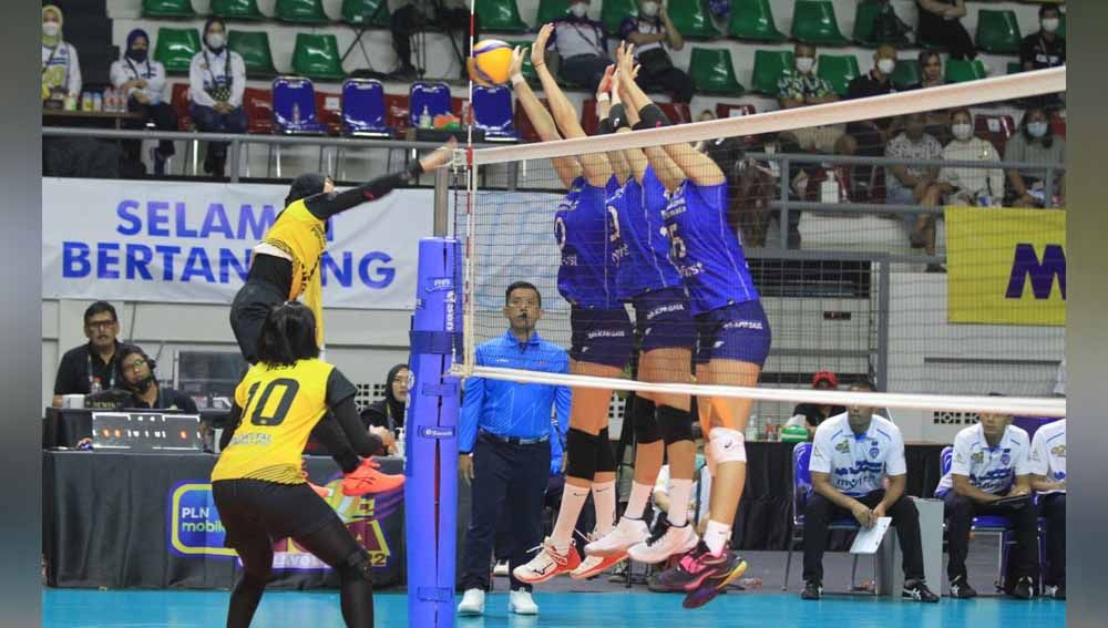 Tim putri Bandung BJB Tandamata saat mengahadapi Jakarta Mandiri Popsivo Polwan pada pertandingan Proliga 2022, di Padepokan Jenderal Polisi, Sentul, Minggu (09/01/22). Copyright: © Humas Bandung BJB Tandamata