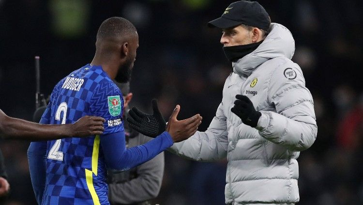 Antonio Rudiger dan Thomas Tuchel pasca laga Tottenham Hotspur vs Chelsea, Kamis (13/01/22). Peter Cziborra/Reuters Copyright: © Reuters/Peter Cziborra