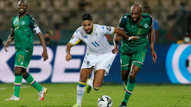 Duel di pertandingan Komoro vs Gabon di Piala Afrika 2021, Selasa (11/01/22). (Mohamed Abd El Ghany/REUTERS) Copyright: © REUTERS/Mohamed Abd El Ghany