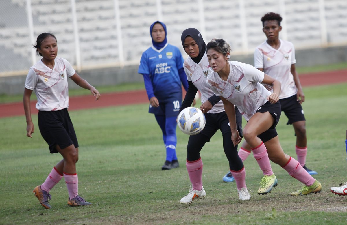 Timnas Putri Indonesia akan berangkat ke India, Minggu (16/01/22) untuk mengikuti ajang Piala Asia Wanita 2022. Copyright: © Herry Ibrahim/INDOSPORT