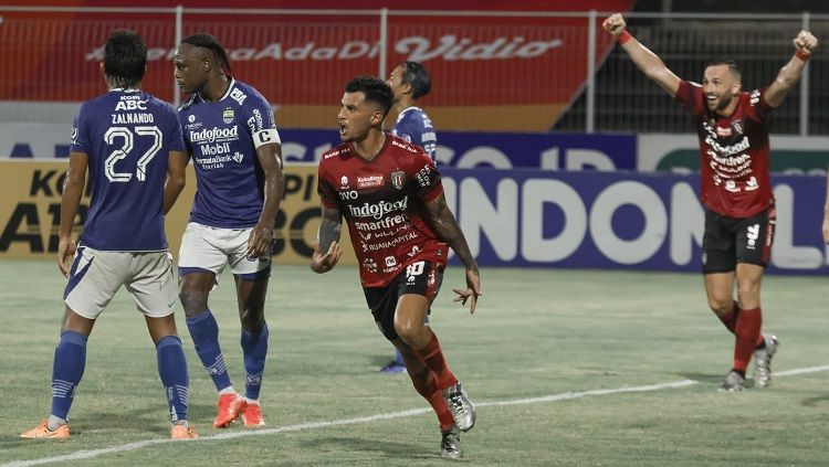 Berikut hasil pertandingan pekan ke-19 BRI Liga 1 antara Persib Bandung vs Bali United, Kamis (13/01/22). Aksi Stefano Lilipaly bikin Maung Bandung gigit jari. Copyright: © Bali United