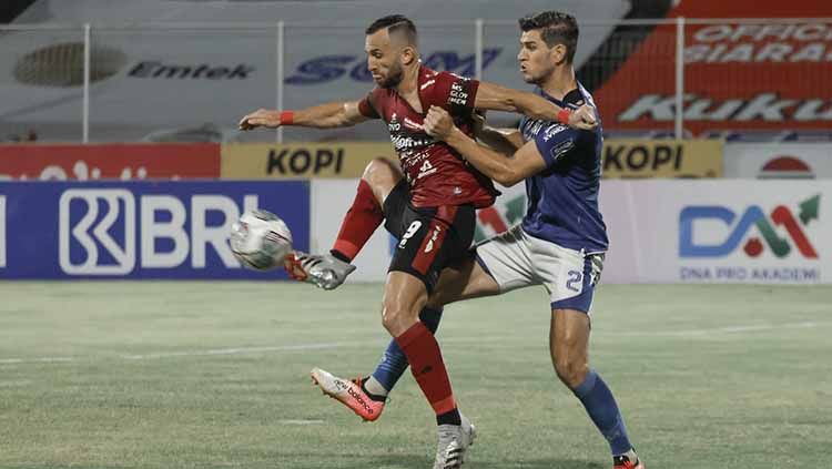 Ilija Spasojevic berusaha mempertahankan bola dari serangan pemain Persib Bandung Copyright: © Bali United