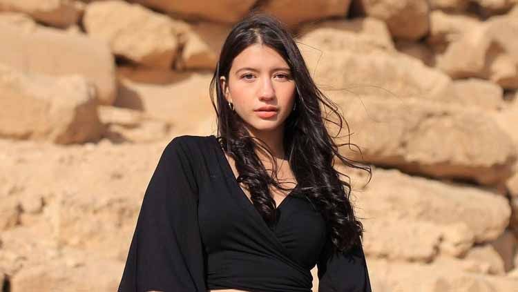 Menjaga kebugaran tubuh dengan berjemur di tepi pantai Mesir, Cassandra Lee membuat netizen terpesona dengan kecantikan artis Tanah Air tersebut. Copyright: © cassandraslee/INSTAGRAM