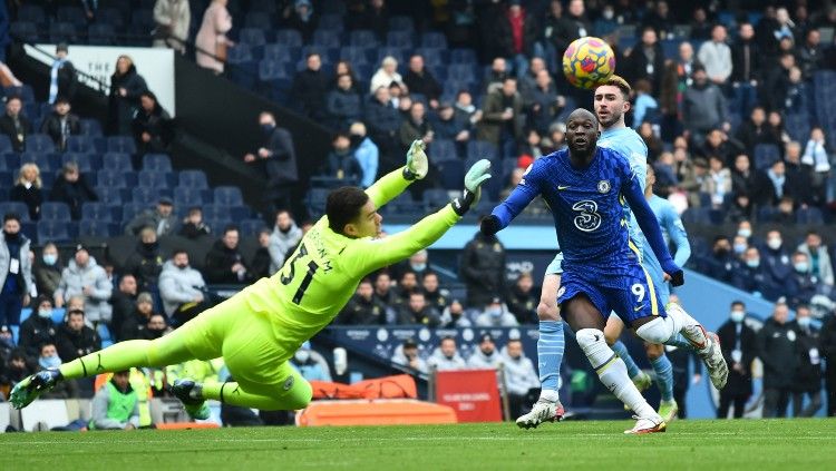 Romelu Lukaku menyia-nyiakan peluang emas yang dimiliki Chelsea di laga kontra Manchester City, Sabtu (15/01/22). (REUTERS/Peter Powell) Copyright: © REUTERS/Peter Powell