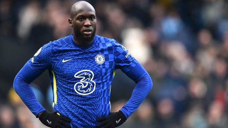 Romelu Lukaku terlihat lesu di laga Manchester City vs Chelsea, Sabtu (15/01/22). (REUTERS/Peter Powell) Copyright: © REUTERS/Peter Powell