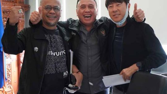 Direktur Madura United Haruna Soemitro, Ketum PSSI Mochamad Iriawan, dan pelatih Timnas Indonesia Shin Tae-yong Copyright: © PSSI